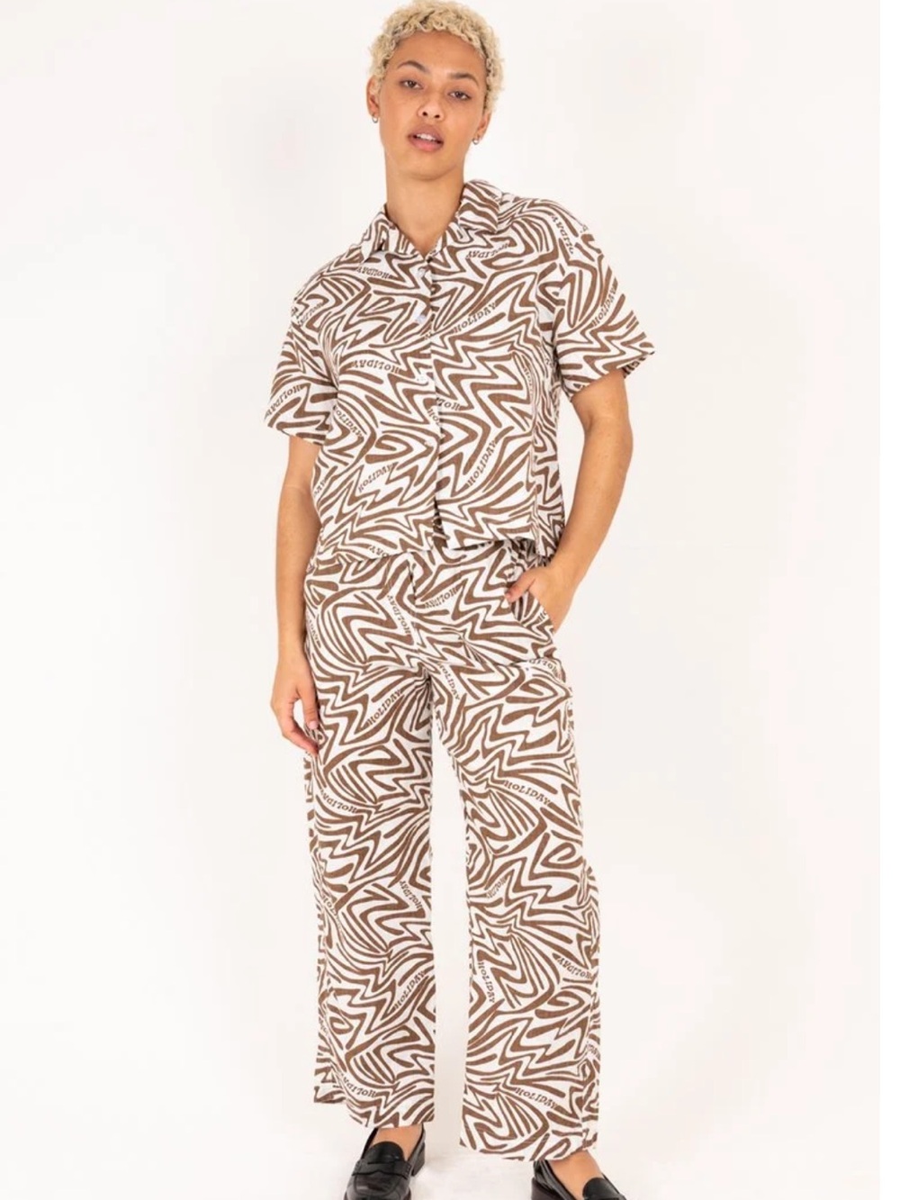 EMMA MULHOLLAND ON HOLIDAY
Brown Boogie Wave Pyjama Long Set
